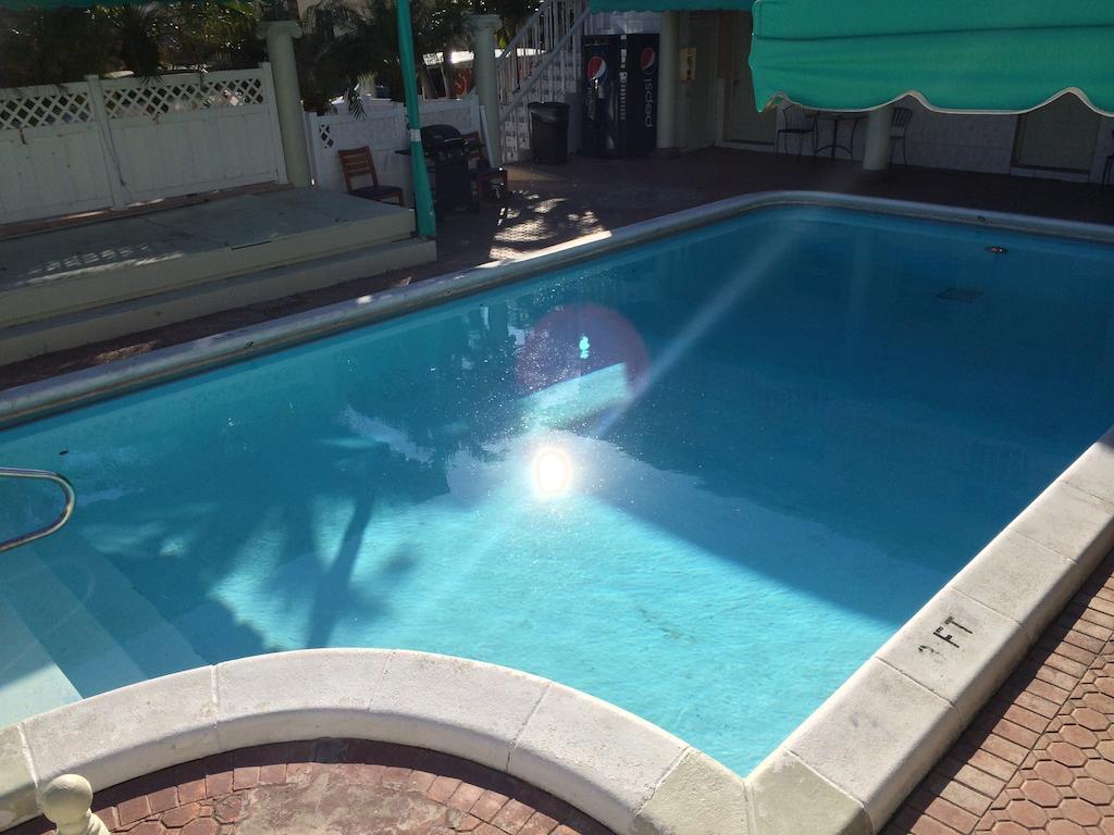 The Blue Wave Hotel Hollywood Exterior photo