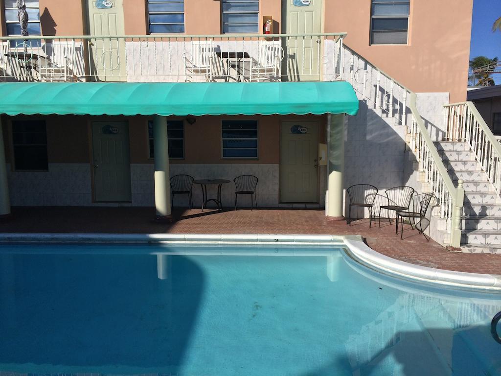 The Blue Wave Hotel Hollywood Exterior photo
