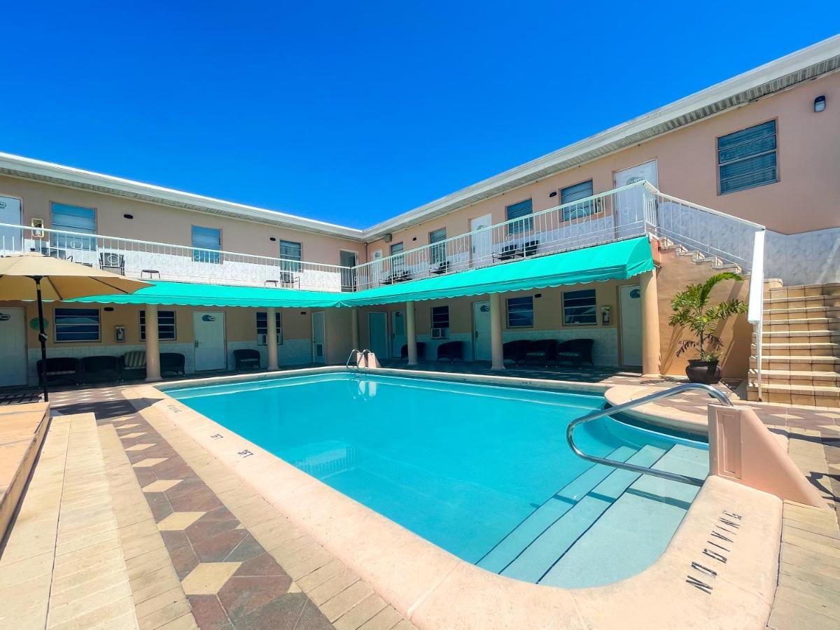 The Blue Wave Hotel Hollywood Exterior photo